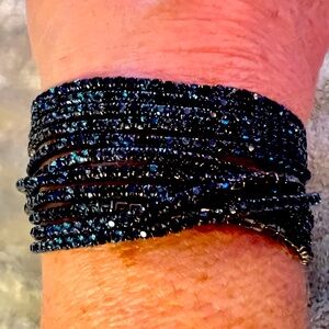 Bracelet with brilliant blue stones Wear one / multiple looks beautiful